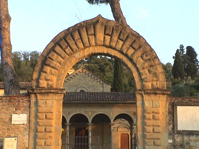 I resti della porta oggi fanno da ingresso al santuario di Santa Maria delle Grazie